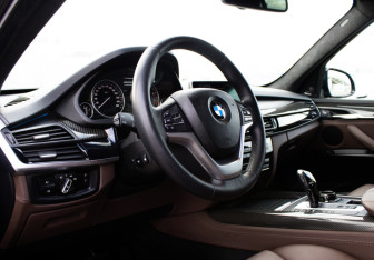 Подержанный автомобиль BMW X5 2013 года (13 фото)