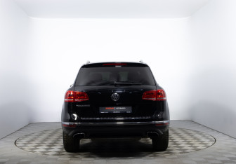 Подержанный автомобиль Volkswagen Touareg 2014 года (6 фото)