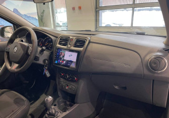 Подержанный автомобиль Renault Logan Sedan 2015 года (10 фото)