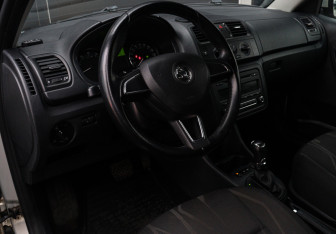 Подержанный автомобиль Skoda Fabia Hatchback 2014 года (16 фото)