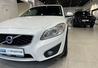 Подержанный автомобиль Volvo C30 2011 года (8 фото)