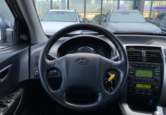 Подержанный автомобиль Hyundai Tucson 2008 года (12 фото)