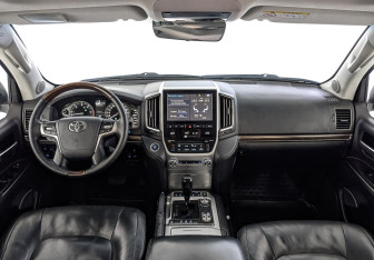 Подержанный автомобиль Toyota Land Cruiser Suv 2015 года (14 фото)