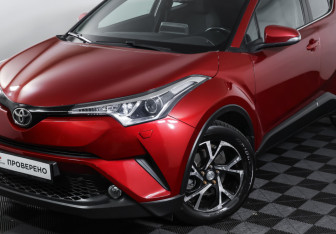Подержанный автомобиль Toyota C-HR 2018 года (23 фото)