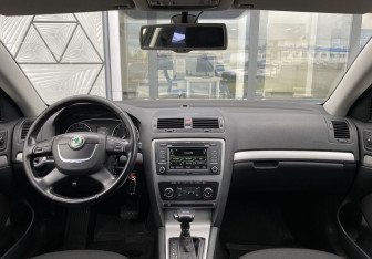 Подержанный автомобиль Skoda Octavia Liftback 2010 года (11 фото)