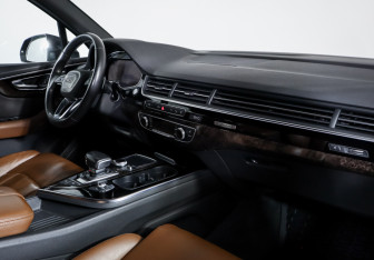 Подержанный автомобиль Audi Q7 2015 года (9 фото)