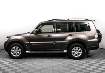 Подержанный автомобиль Mitsubishi Pajero 2015 года (3 фото)