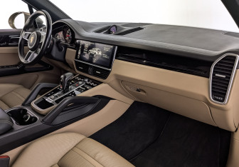 Подержанный автомобиль Porsche Cayenne 2018 года (13 фото)