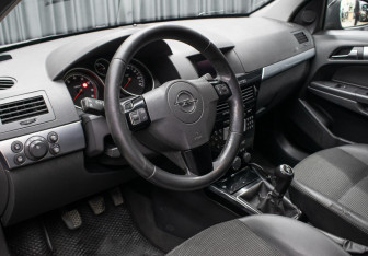 Подержанный автомобиль Opel Astra Sedan 2010 года (14 фото)