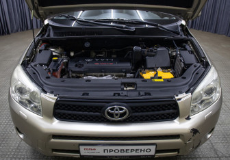 Подержанный автомобиль Toyota RAV4 2006 года (9 фото)