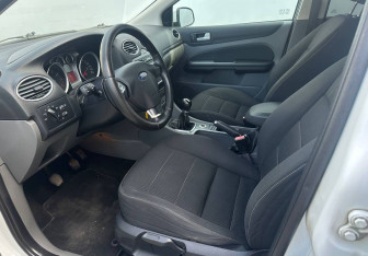 Подержанный автомобиль Ford Focus Hatchback 2008 года (9 фото)