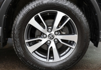 Подержанный автомобиль Toyota RAV4 2018 года (21 фото)
