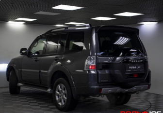 Подержанный автомобиль Mitsubishi Pajero 2014 года (21 фото)