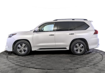 Подержанный автомобиль Lexus LX 2019 года (8 фото)