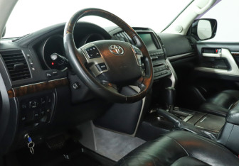 Подержанный автомобиль Toyota Land Cruiser Suv 2011 года (13 фото)