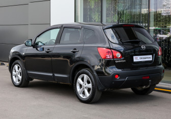 Подержанный автомобиль Nissan Qashqai 2008 года (7 фото)