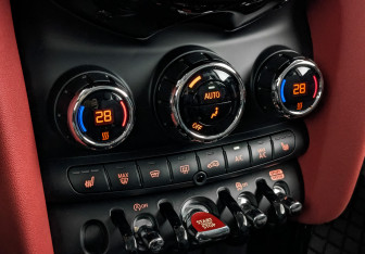 Подержанный автомобиль MINI Hatch 2020 года (25 фото)