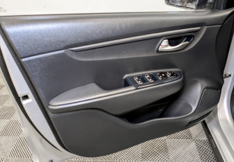 Подержанный автомобиль Kia Rio Hatchback 2021 года (17 фото)