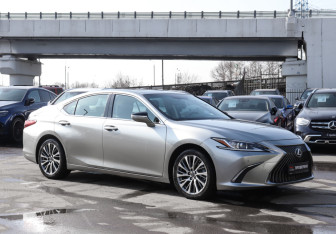 Подержанный автомобиль Lexus ES 2019 года (7 фото)