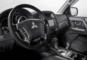 Подержанный автомобиль Mitsubishi Pajero 2012 года (14 фото)