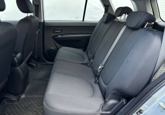 Подержанный автомобиль Kia Carens 2010 года (10 фото)