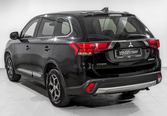 Подержанный автомобиль Mitsubishi Outlander 2018 года (7 фото)