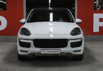 Подержанный автомобиль Porsche Cayenne 2016 года (2 фото)