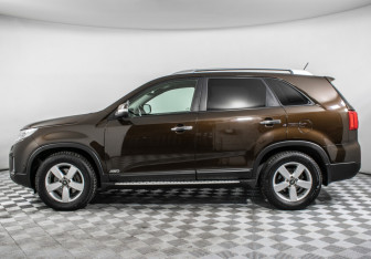 Подержанный автомобиль Kia Sorento 2013 года (8 фото)