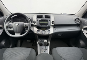 Подержанный автомобиль Toyota RAV4 2010 года (12 фото)