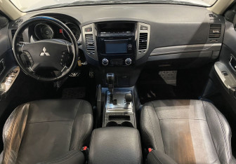 Подержанный автомобиль Mitsubishi Pajero 2014 года (10 фото)