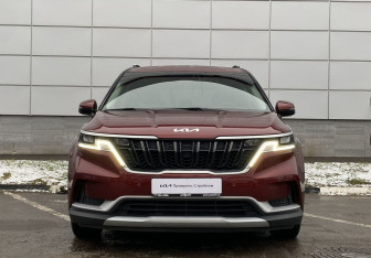 Подержанный автомобиль Kia Carnival 2021 года (2 фото)