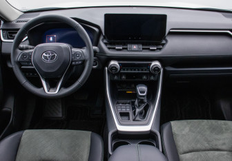 Подержанный автомобиль Toyota RAV4 2024 года (13 фото)