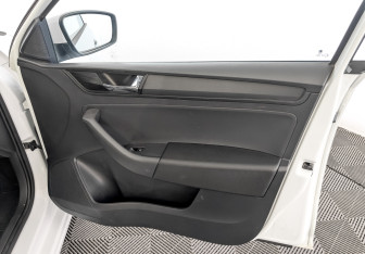 Подержанный автомобиль Skoda Rapid Liftback 2017 года (24 фото)