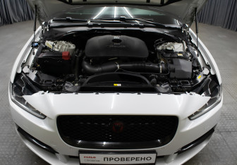 Подержанный автомобиль Jaguar XE 2016 года (8 фото)