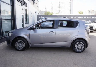Подержанный автомобиль Chevrolet Aveo Hatchback 2012 года (8 фото)
