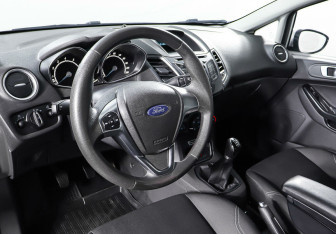Подержанный автомобиль Ford Fiesta Sedan 2016 года (11 фото)