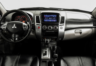 Подержанный автомобиль Mitsubishi Pajero Sport 2013 года (11 фото)