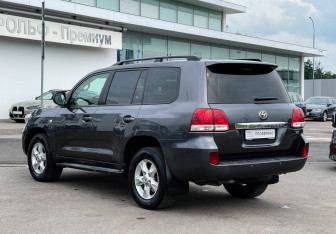 Подержанный автомобиль Toyota Land Cruiser Suv 2010 года (7 фото)