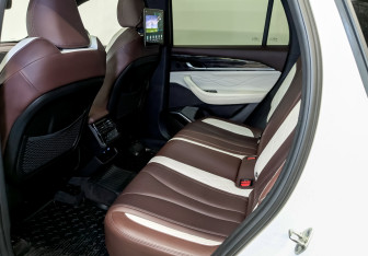 Подержанный автомобиль Geely Monjaro 2023 года (12 фото)