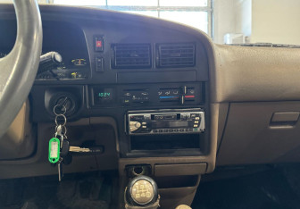 Подержанный автомобиль Toyota 4Runner 1995 года (15 фото)