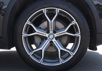 Подержанный автомобиль BMW X5 2020 года (24 фото)
