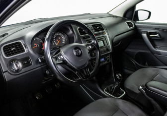 Подержанный автомобиль Volkswagen Polo Sedan 2016 года (10 фото)