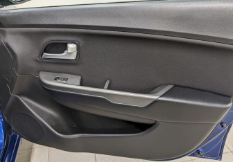 Подержанный автомобиль Kia Rio Sedan 2015 года (18 фото)