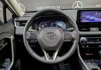 Подержанный автомобиль Toyota RAV4 2025 года (22 фото)