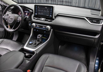 Подержанный автомобиль Toyota RAV4 2020 года (11 фото)