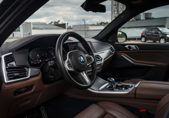 Подержанный автомобиль BMW X5 2022 года (9 фото)