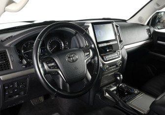 Подержанный автомобиль Toyota Land Cruiser Suv 2019 года (9 фото)