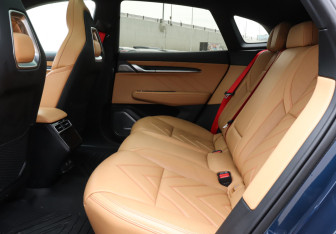 Подержанный автомобиль Zeekr 001 2023 года (10 фото)