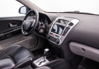 Подержанный автомобиль Kia Ceed Hatchback 2008 года (9 фото)