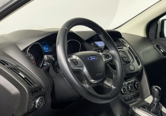 Подержанный автомобиль Ford Focus Hatchback 2012 года (13 фото)